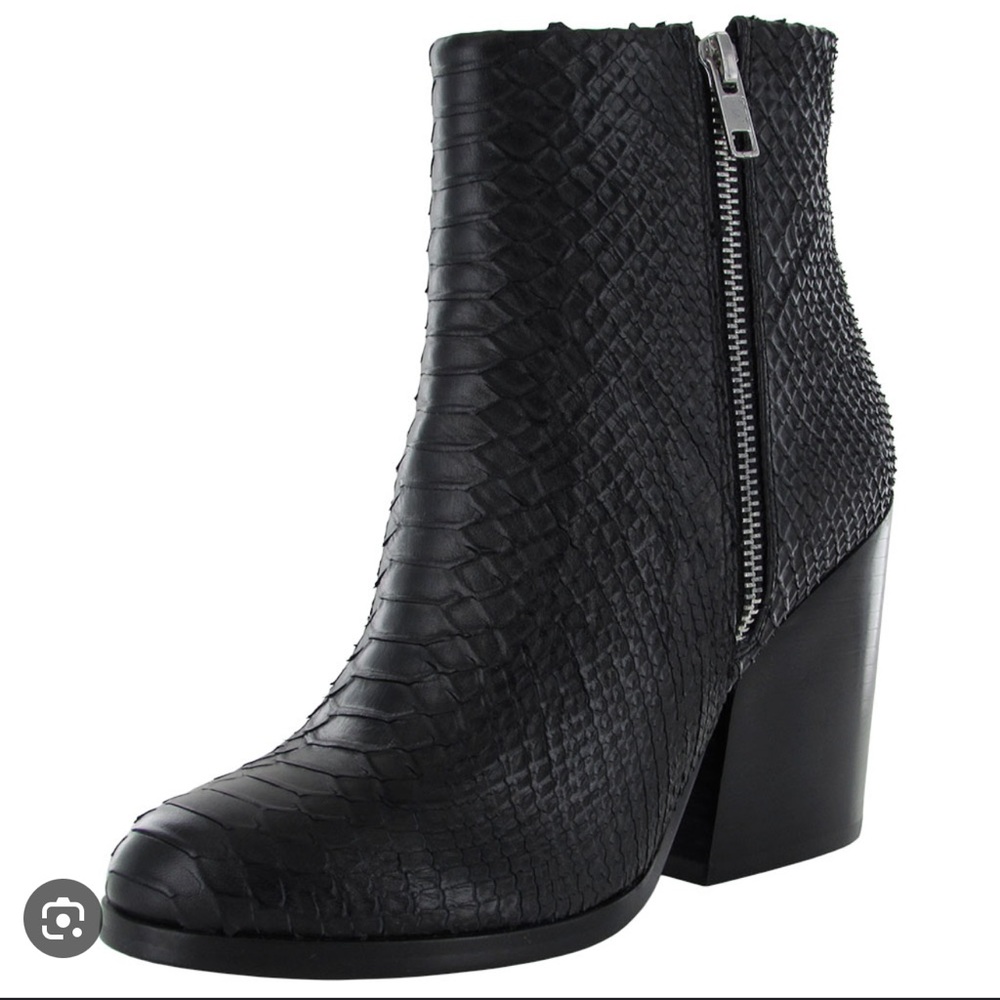 NWT Steve Madden Tstudio black snake skin heel size 8